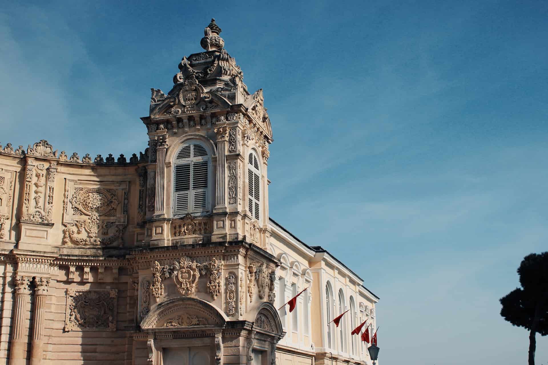 You are currently viewing How to Buy Dolmabahce Palace Tickets & What to Expect