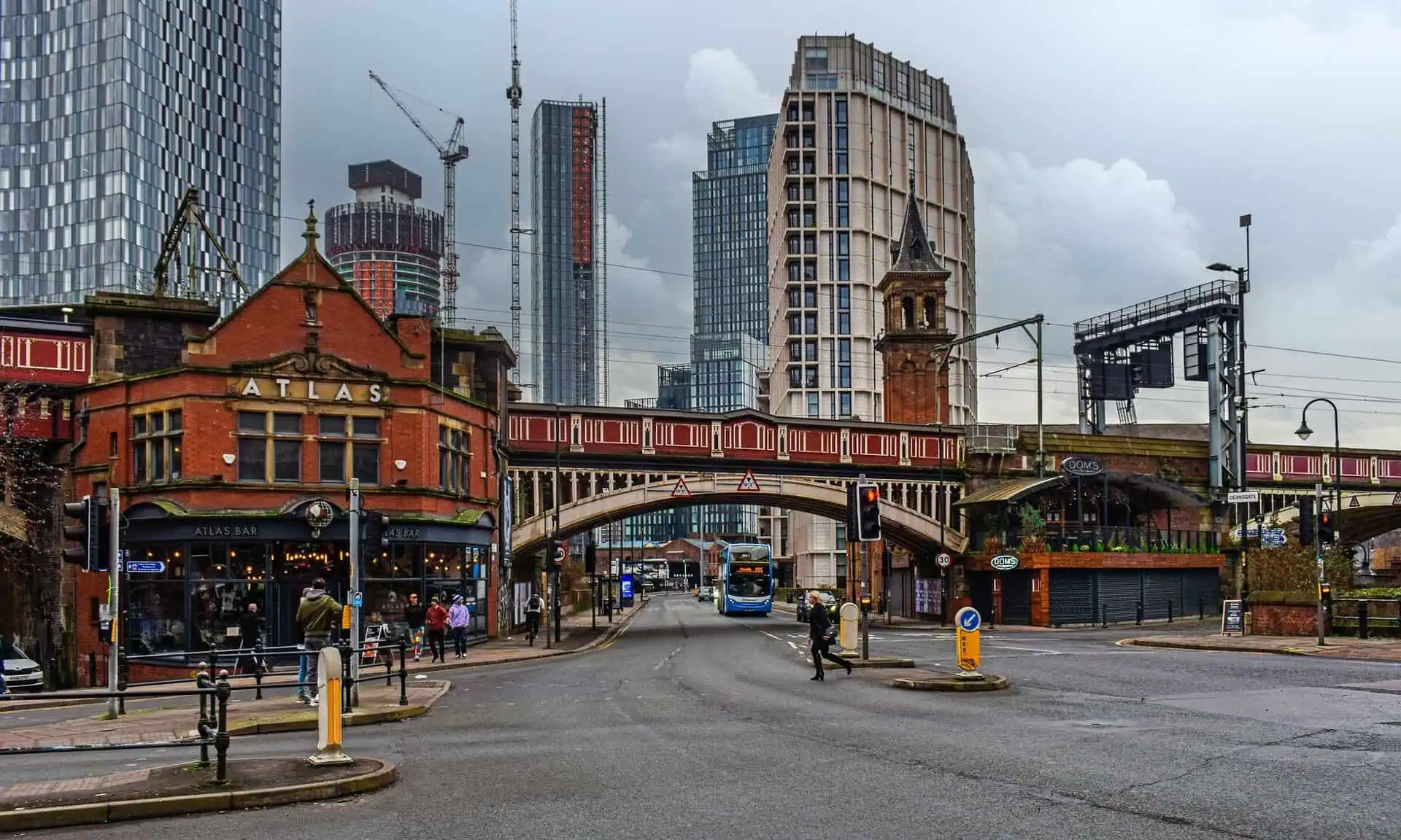 Read more about the article Best Travel Hacks That Will Actually Save You Money in Manchester