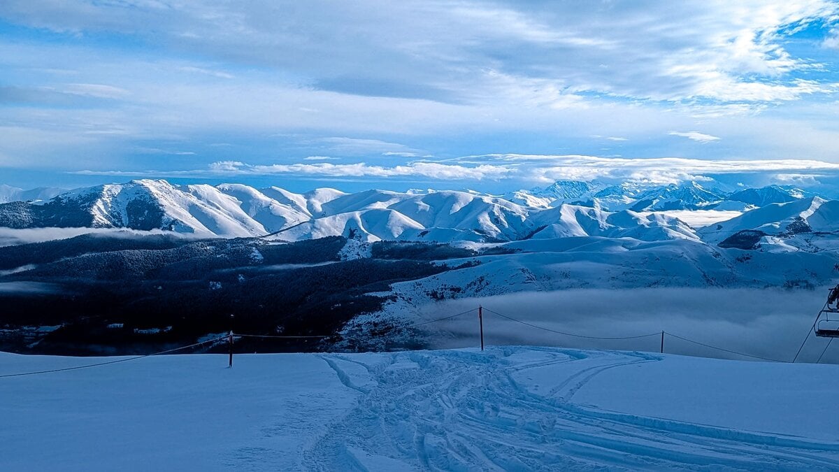 You are currently viewing Winter in the French Pyrenees: Powder, Thermal Baths and Authentic Mountain Vibes