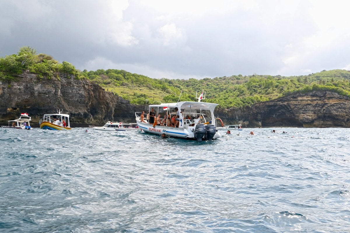 You are currently viewing Fast Boat or Private Charter: How to Choose Your Crossing to Nusa Penida